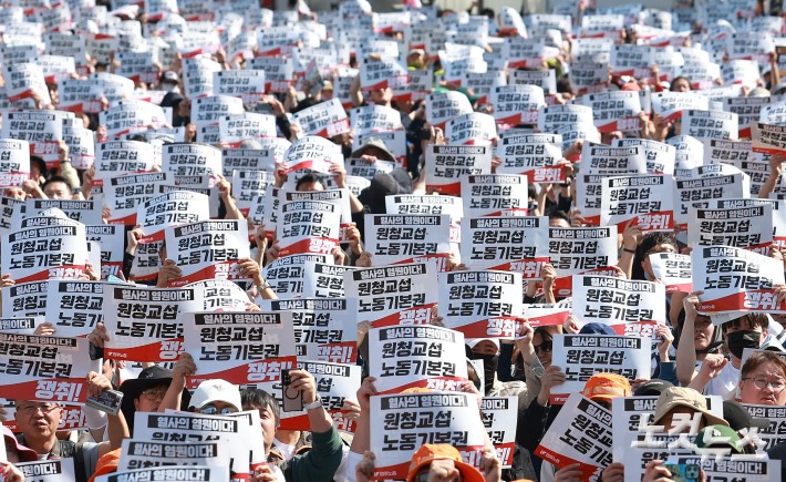 전국민주노동조합총연맹(민주노총) 조합원들이 1일 오후 서울 종로구 동화면세점 앞에서 열린 2026 세계노동절대회에서 구호를 외치고 있다.올해는 63년 만에 