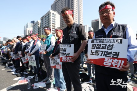 전국민주노동조합총연맹(민주노총) 조합원들이 1일 오후 서울 종로구 동화면세점 앞에서 열린 2026 세계노동절대회에서 구호를 외치고 있다.올해는 63년 만에 
