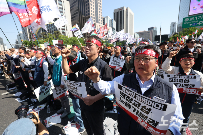 전국민주노동조합총연맹(민주노총) 조합원들이 1일 오후 서울 종로구 동화면세점 앞에서 열린 2026 세계노동절대회에서 구호를 외치고 있다.  올해는 63년 만에 '근로자의 날'에서 '노동절'로 명칭이 복원되고 법정 공휴일로 지정된 첫해다. 류영주 기자