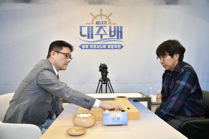 최명훈 9단(사진 왼쪽) vs 목진석 9단. 한국기원 제공