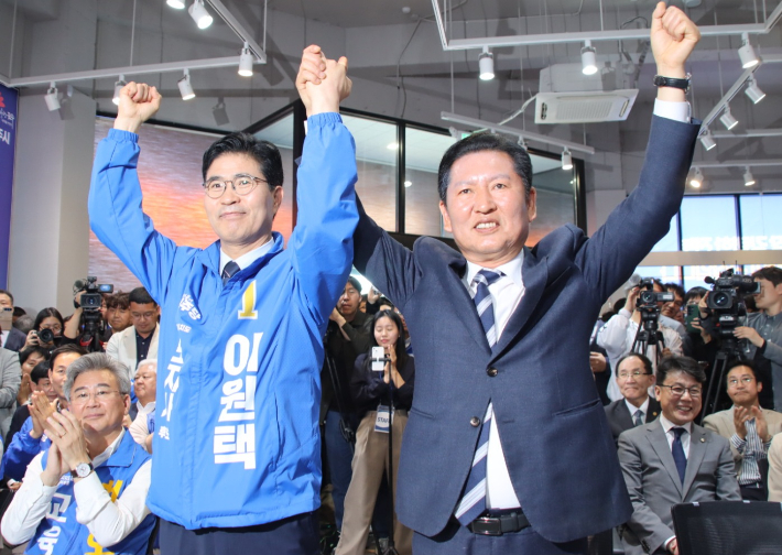 이원택 민주당 전북도지사 후보와 정청래 당대표가 1일 이원택 후보 선거사무소 개소식에서 손을 들어 올리고 있다. 이원택 후보 측 제공