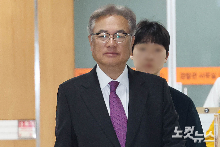 정진석 전 대통령 비서실장이 4월 17일 서울 서초구 서울중앙지방법원에서 열린 헌법재판관 미임명 혐의 관련 공판에 출석하고 있다. 류영주 기자