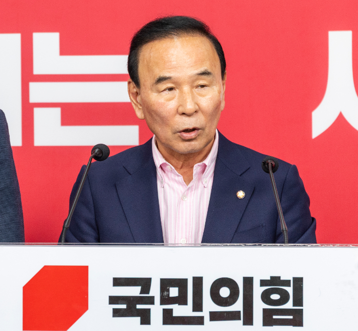 국민의힘 박덕흠 중앙당 공천관리위원장이 1일 서울 여의도 국민의힘 중앙당사에서 이날 심사한 6ㆍ3 재보선 지역구 후보 공천 결과를 발표하고 있다. 연합뉴스