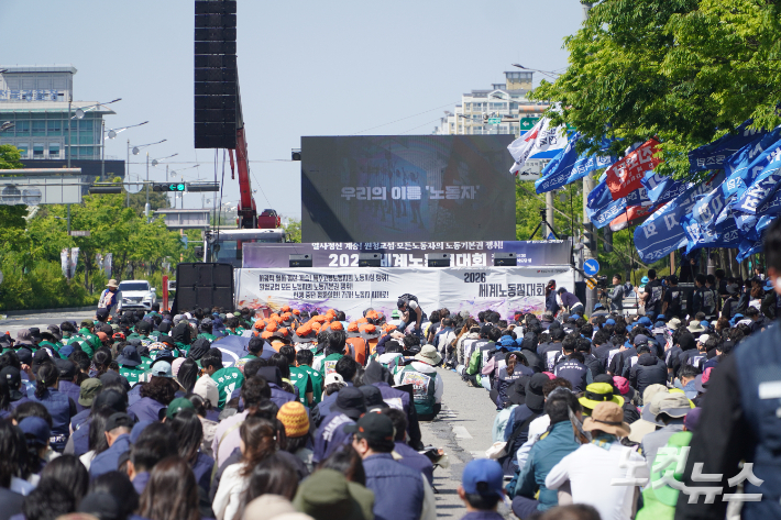 136주년 세계노동절을 맞아 민주노총과 산별노조원 약 2천명이 도청사거리에 모여 '2026 세계노동절 전북대회'를 열었다. 심동훈 기자