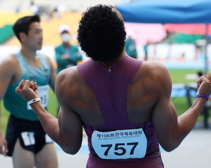 지난해 전국체전 육상 100m 종목에 출전한 나마디 조엘진이 우승 확정 후 환호하고 있다. 조엘진 SNS 사진 캡처