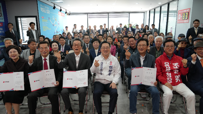 이장우 국민의힘 대전시장 예비후보가 1일 선거사무소에서 선거대책위원회를 구성, 본격 선거운동에 들어갔다. 이장우 후보 선거사무소 제공