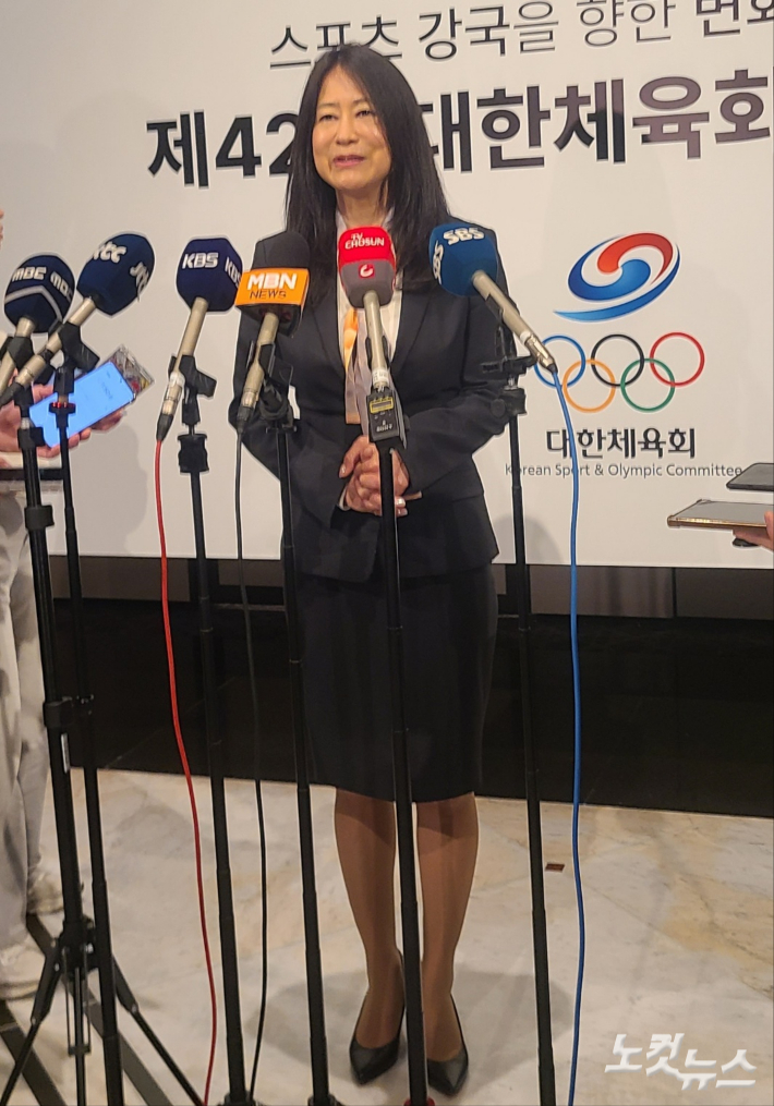 지난해 3월 27일 서울 용산구 그랜드하얏트 서울 그랜드볼룸에서 열린 유승민 대한체육회장의 취임식에 참석한 김나미 체육회 사무총장이 취재진의 질의에 답하고 있다. 동규기자