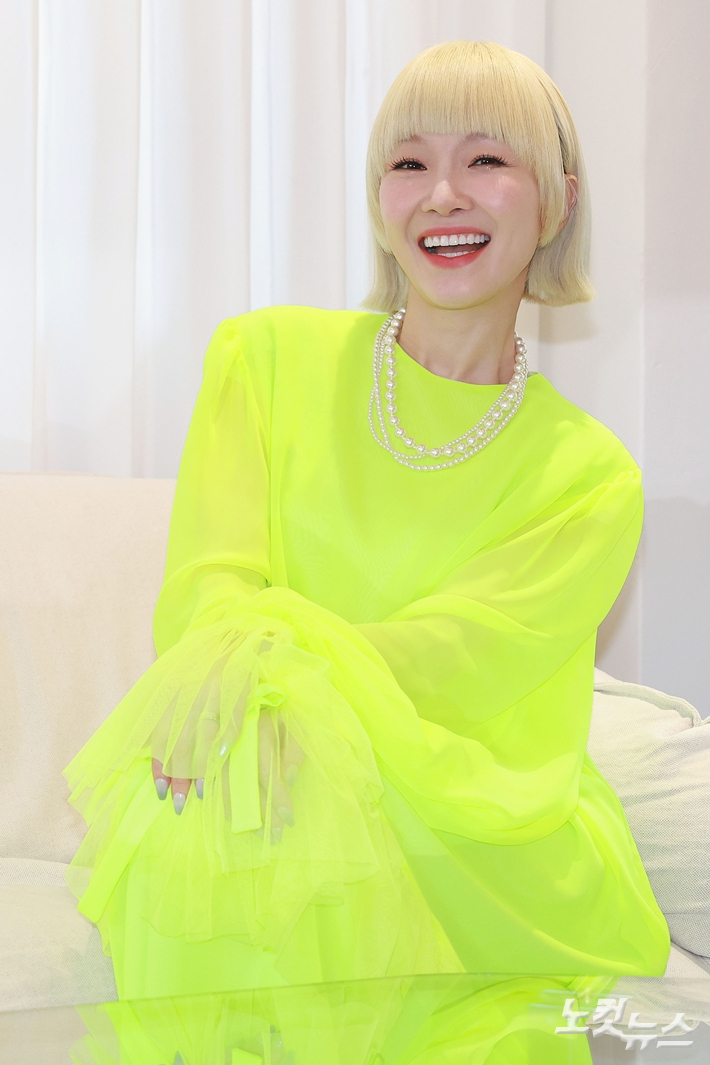 CBS노컷뉴스는 지난달 17일 오후 서울 종로구의 한 갤러리에서 자두를 만났다. 류영주 기자
