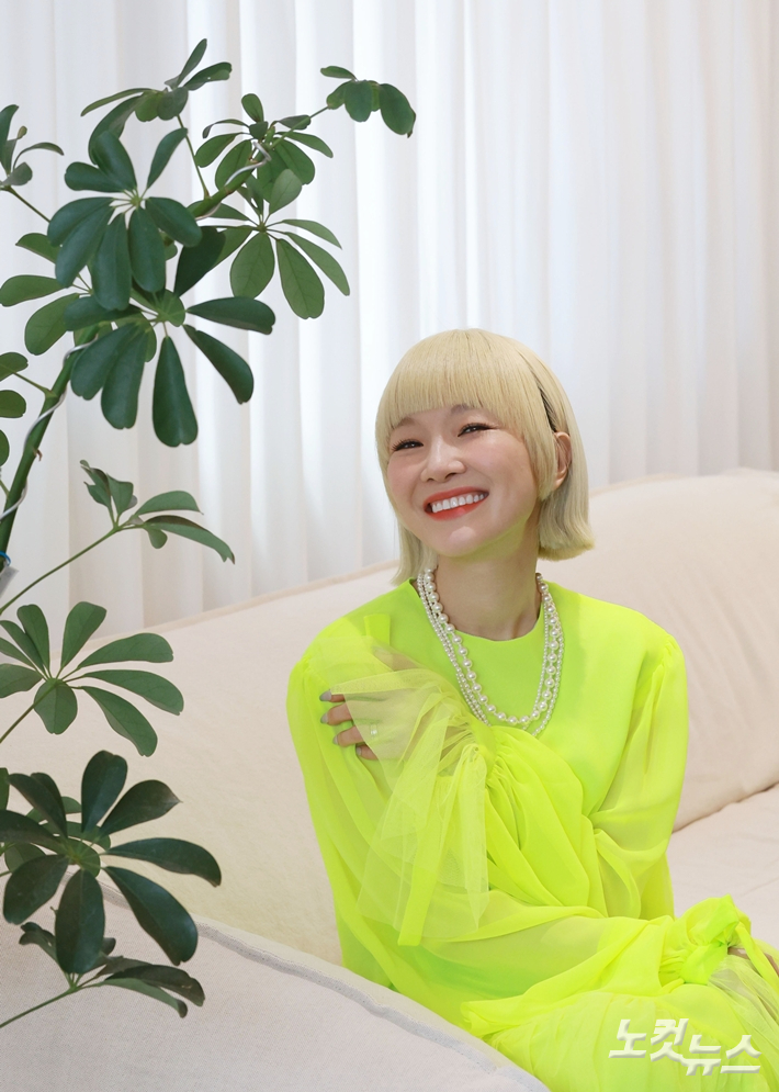 CBS노컷뉴스는 지난달 17일 오후 서울 종로구의 한 갤러리에서 자두를 만났다. 류영주 기자