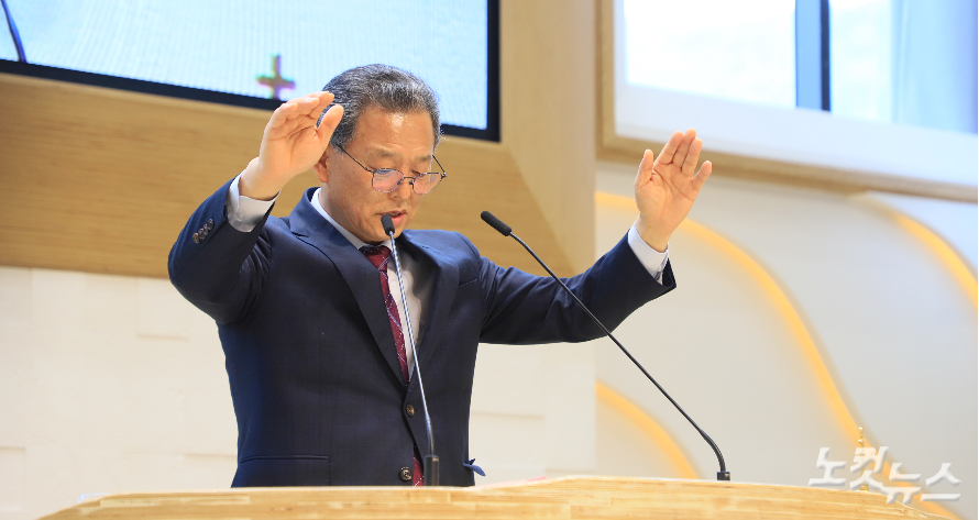전남노회장 주문창 목사(화순본향교회)가 축도를 하고 있다. 한세민 기자