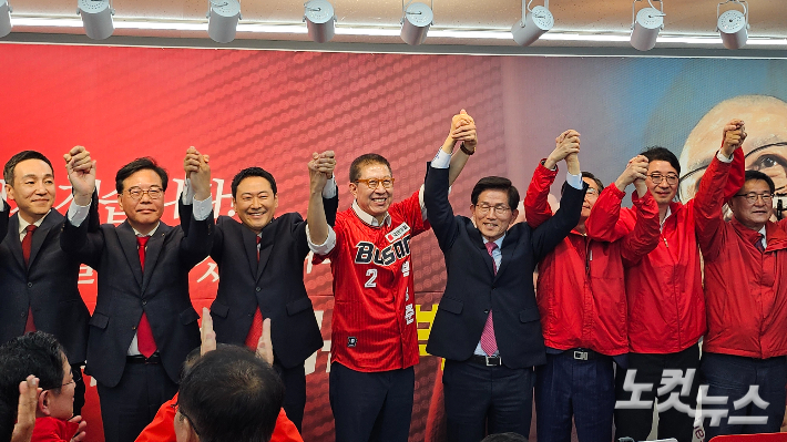 2일 국민의힘 박형준 부산시장 후보 선거사무소 개소식에서 참석자들이 인사하고 있다. 박진홍 기자