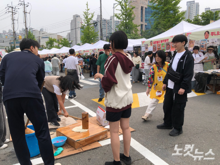 2일경기 안양시 동안구 평촌동 새중앙교회 앞마당에서 '기대, 봄' 페스티벌이 열리고 있다. 장세인 기자