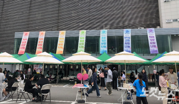 2일 경기 안양시 동안구 평촌동 새중앙교회 앞마당에서 '기대, 봄' 페스티벌이 열리고 있다. 장세인 기자