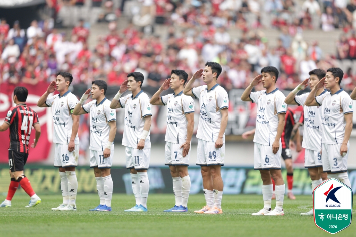 거수 경례를 하는 김천 상무. 한국프로축구연맹