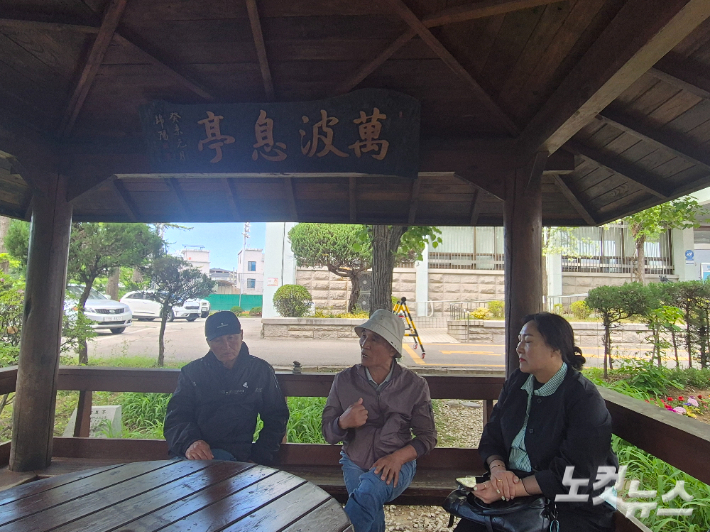 지난달 30일, 납북 귀환 어부들과 그 유족들이 국가를 상대로 제기한 손해배상 청구 소송 항소심 변론기일에 참여하기 위해 강원 춘천고등법원 앞에 모였다. 주보배 기자