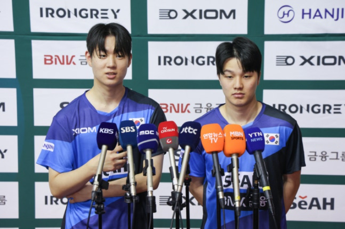 남자 탁구 대표팀 막내 오준성(왼쪽)과 안재현. 연합뉴스 