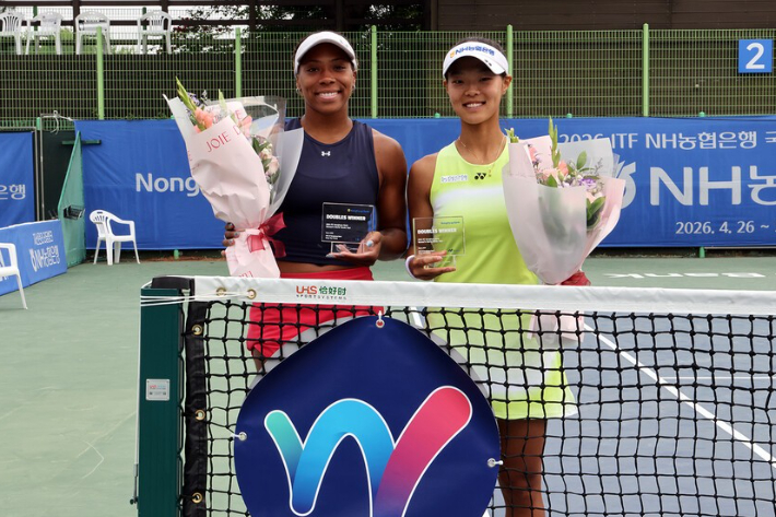 '2026 국제테니스연맹(ITF) NH농협은행 고양 국제여자투어대회' 복식 우승을 합작한 다니엘(왼쪽)과 백다연. 테니스코리아 