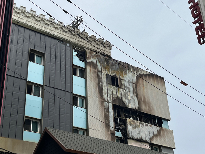 2일 부산 중구 호텔 화재 현장. 부산소방재난본부 제공