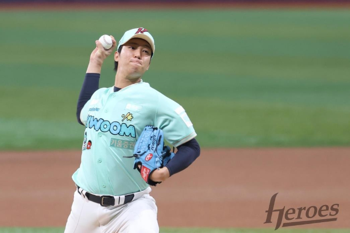 키움 에이스 안우진이 2일 두산과 홈 경기에 선발 등판해 역투하고 있다. 키움 히어로즈  