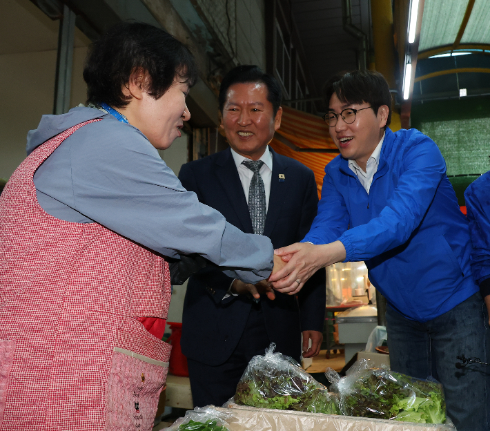 3일 부산 북구 구포시장에서 북갑 국회의원 보궐선거 출마를 공식화한 하정우 전 청와대 AI 미래기획수석(오른쪽)과 더불어민주당 정청래 대표(가운데)가 상인과 인사하고 있다. 연합뉴스