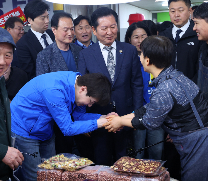 3일 부산 구포시장에서 더불어민주당 정청래 대표와 북갑 국회의원 보궐선거 출마를 공식화한 하정우 전 청와대 AI 미래기획수석이 상인들과 인사하고 있다. 연합뉴스