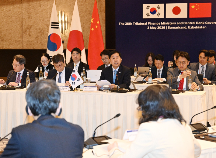 '아세안+3(ASEAN+3)' 재무장관회의 및 아시아개발은행(ADB) 연차총회 참석을 위해 우즈베키스탄 사마라칸트를 방문 중인 구윤철(가운데) 부총리 겸 재정경제부 장관이 3일(현지시간) 힐튼호텔에서 열린 '한.중.일 재무장관회의'를 주재하고 있다. 재정경제부 제공