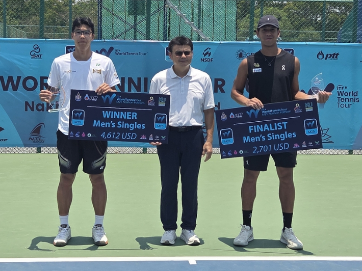 국제테니스연맹(ITF) 태국 나콘빠톰 월드 테니스 대회 남자 단식 정상에 오른 정현(왼쪽)과 준우승자 삼레즈(오른쪽). 정현 선수 측 제공