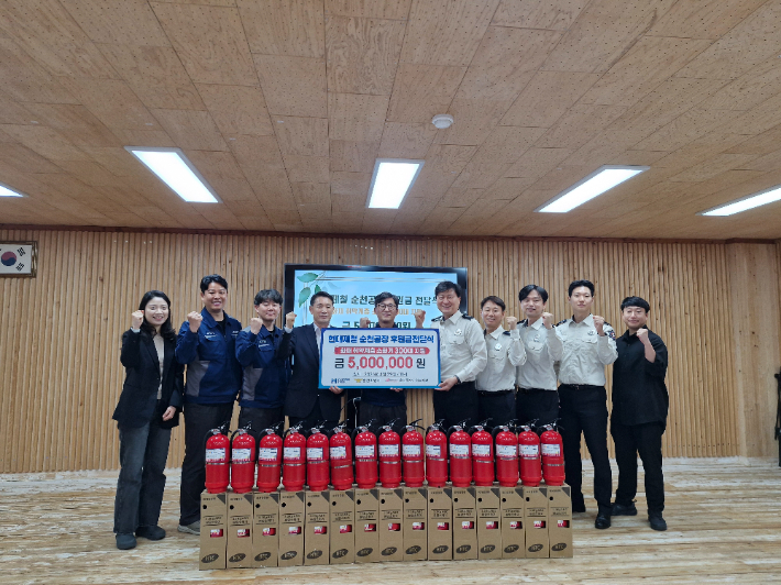 소방물품 전달식 단체사진. 현대제철 제공