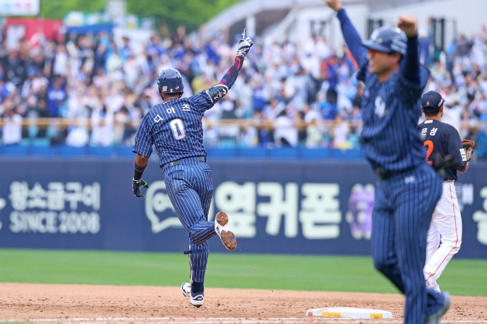 삼성 디아즈가 3일 한화와 홈 경기에서 9회말 역전 끝내기 3점 홈런을 날린 뒤 그라운드를 돌고 있다. 삼성 라이온즈