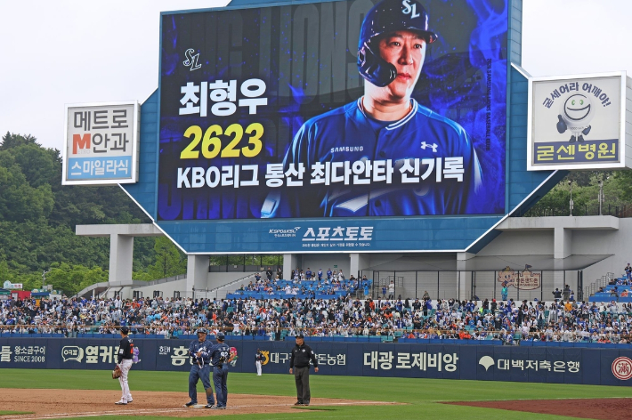 삼성 최형우가 3일 역대 최다 안타 기록을 세운 뒤 출루한 모습. 삼성 라이온즈  