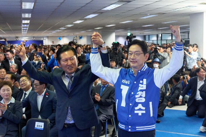 김경수 경남지사 후보와 정청래 민주당 대표. 김 후보 캠프 제공