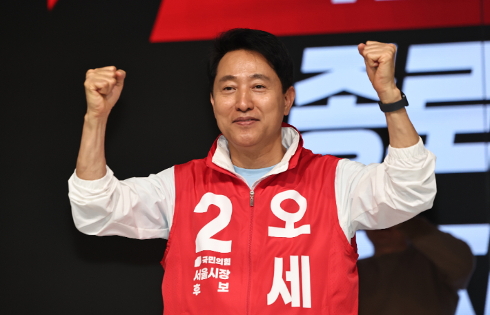국민의힘 오세훈 서울시장 후보가 3일 서울 종로구 성균관컨벤션에서 열린 중로구 필승결의대회에서 인사하고 있다. 연합뉴스