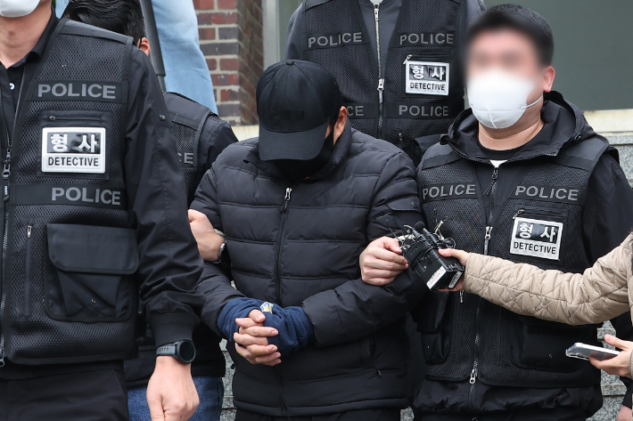 '마약왕'으로 불리는 박왕열에게 필로폰 등 마약류를 공급한 혐의를 받는 최모(51) 씨가 3일 구속 전 피의자 심문(영장실질심사)에 출석하기 위해 경기도 수원시 장안구 경기남부경찰청 마약ㆍ국제범죄수사대에서 나오고 있다. 연합뉴스
