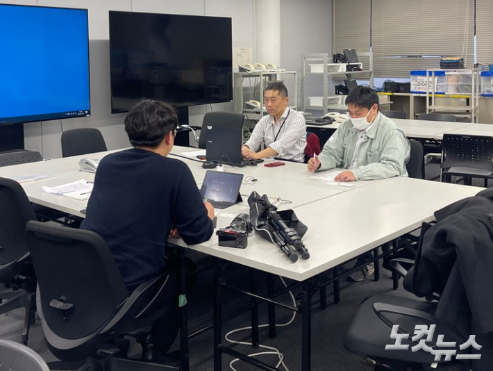 지난 1월 CBS노컷뉴스와 인터뷰 중인 와카야마현 위기관리부 위기관리국 방재기획과 후지 토시타카(오른쪽)와 정보반장과 하리노 요시카 부과장. 심동훈 기자