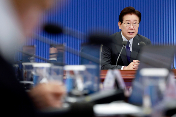 이재명 대통령이 지난달 30일 청와대에서 열린 수석보좌관회의에서 발언하고 있다. 연합뉴스