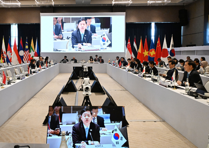 '아세안+3(ASEAN+3)' 재무장관회의 및 아시아개발은행(ADB) 연차총회 참석을 위해 우즈베키스탄 사마라칸트를 방문 중인 구윤철(가운데) 부총리 겸 재정경제부 장관이 3일(현지시간) 힐튼호텔에서 열린 '한.중.일 재무장관회의'를 주재하고 있다. 재정경제부 제공