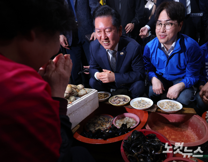 3일 오후 부산 북구 구포시장에서 더불어민주당 정청래 대표와 북갑 국회의원 보궐선거 출마를 공식화한 하정우 전 청와대 AI 미래기획수석이 상인들과 대화를 나누고 있다. 연합뉴스