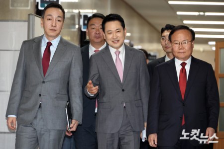 최고위원회의 참석하는 장동혁 대표