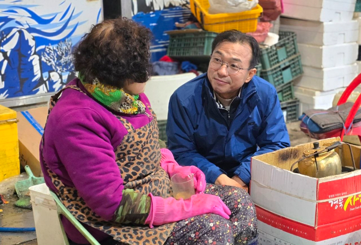 민주당 서영학(오른쪽) 여수시장 예비후보가 상인과 이야기를 나누고 있다. 서영학 선거사무소 제공