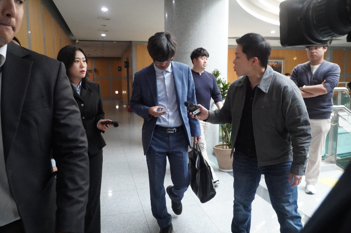 지난달 15일 경찰이 이원택 전북도지사 후보의 식사비 대납 의혹을 두고 강제수사하는 현장에 출석한 김슬지 전북도의원의 변호인. 심동훈 기자