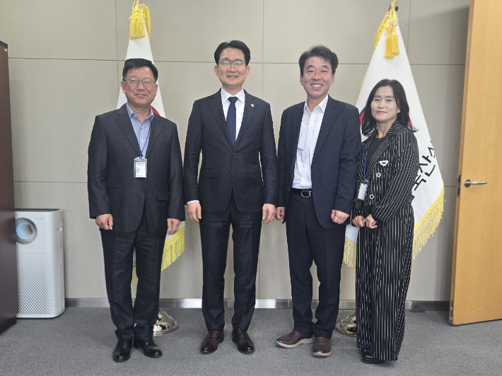 최혁준 경주시장 권한대행이 내년도 국비 확보를 위해 농림축산식품부를 방문해 김종구 차관(왼쪽 두 번째)과 면담을 갖고, 주요 현안사업에 대한 국비 지원을 건의한 뒤 기념촬영을 하고 있다. 경주시 제공