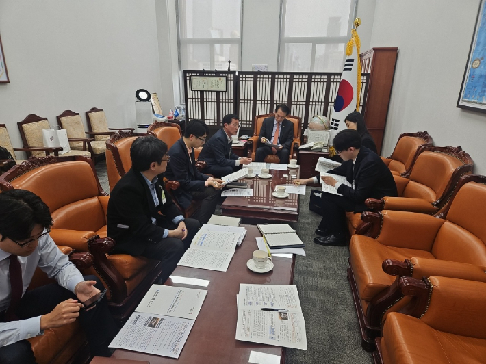 경주시가 지난달 국회를 방문해 김석기 국회의원 및 외교부 심의관과 포스트APEC 핵심사업의 원활한 추진과 국비 확보를 위한 업무협의를 진행했다. 경주시 제공