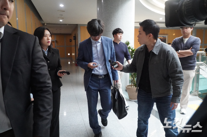 지난달 15일 경찰이 이원택 전북도지사 후보의 식사비 대납 의혹을 두고 강제수사하는 현장에 출석한 김슬지 전북도의원의 변호인. 심동훈 기자