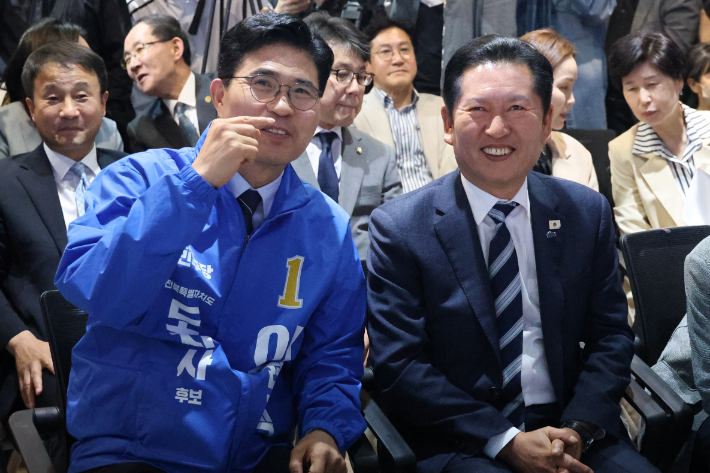 더불어민주당 정청래 대표(우)와 이원택 전북도지사 후보. 연합뉴스