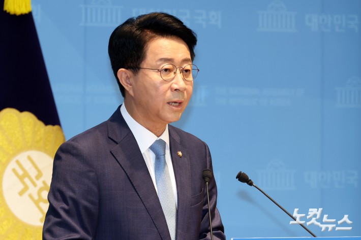 더불어민주당 조정식 의원이 4일 서울 여의도 국회 소통관에서 제22대 국회 하반기 국회의장 출마 기자회견을 하고 있다.