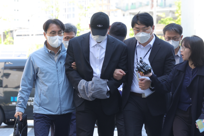 4일 오전 경기도 남양주시 의정부지방법원 남양주지원에서 김창민 영화감독 상해치사 사건 피의자(가운데)가 구속 전 피의자 심문(영장실질심사)을 위해 법정으로 이동하고 있다. 연합뉴스