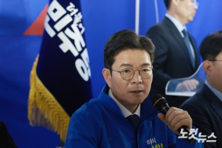 정원오 더불어민주당 서울시장 후보가 4일 오전 서울 중구 선거사무실에서 열린 서울지역 구청장 후보 간담회에 참석해 모두발언을 하고 있다.