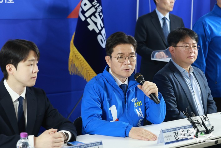 정원오 더불어민주당 서울시장 후보가 4일 오전 서울 중구 선거사무실에서 열린 서울지역 구청장 후보 간담회에 참석해 모두발언을 하고 있다.