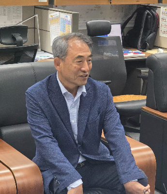 윤준병 민주당 전북도당위원장이 4일 전북도의회에서 기자회견을 하고 있다. 최명국 기자