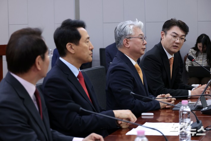 발언하는 김정철